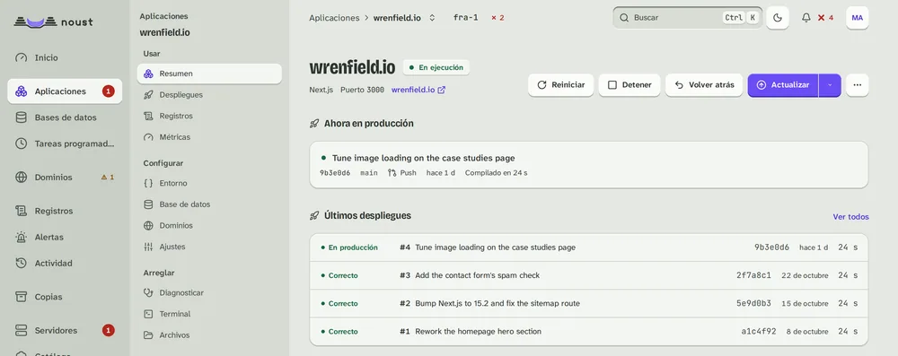La consola de Noust en la página de wrenfield.io: la aplicación en ejecución, el despliegue #4 en producción y la lista de los últimos despliegues, con #5 marcado como fallido.